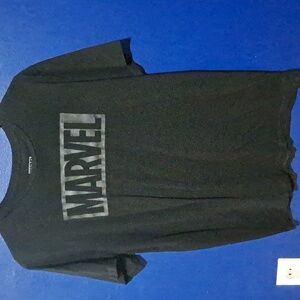Mens large marvel logo black on black tshirt